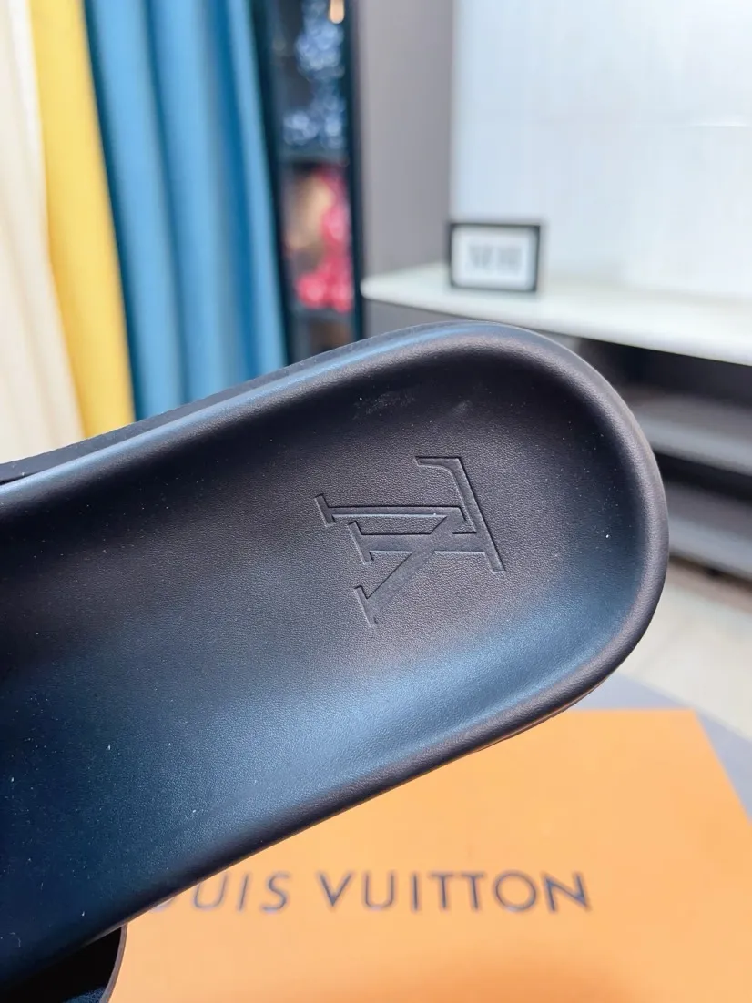 Ex-factory price 320🌹🌹 (lv-Louis Vuitton) new men's sandals, high-end boutique, exquisite embossed logo decoration on the upper, fine workmanship, super soft soles, casual, loose and comfortable, a must-have in summer! \nsize：38-44